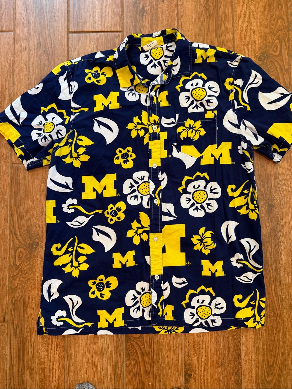 Wes and Willy University Michigan Floral Short-Sleeve Button Shirt / men’s large